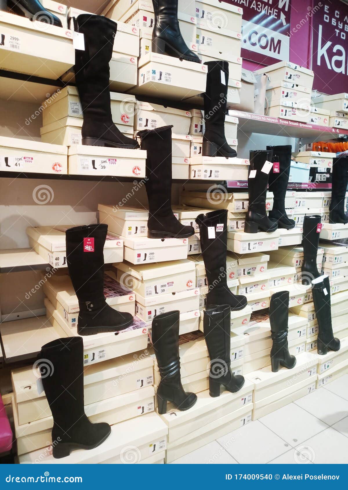 鞋店里卖了很多冬装女靴编辑类图片 图片包括有货物 皮革 鞋类 种类 棚车 零售 克麦罗沃 鞋店里卖了很多冬装女靴编辑类图片 图片包括有货物 皮革 鞋类 种类 棚车 零售 克麦罗沃