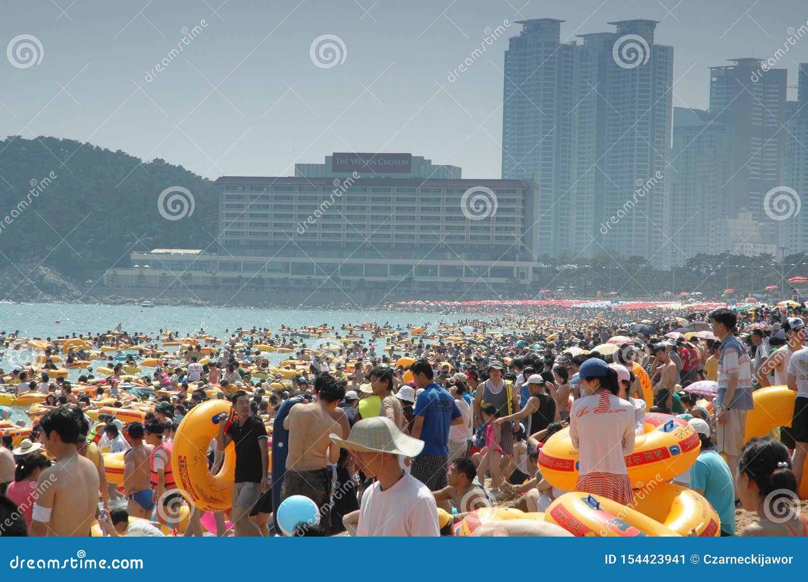 韩国海滩上有一大群人旅游城背景中的摩天大楼编辑类照片 图片包括有 韩国海滩上有一大群人旅游城背景中的摩天大楼编辑类照片 图片包括有