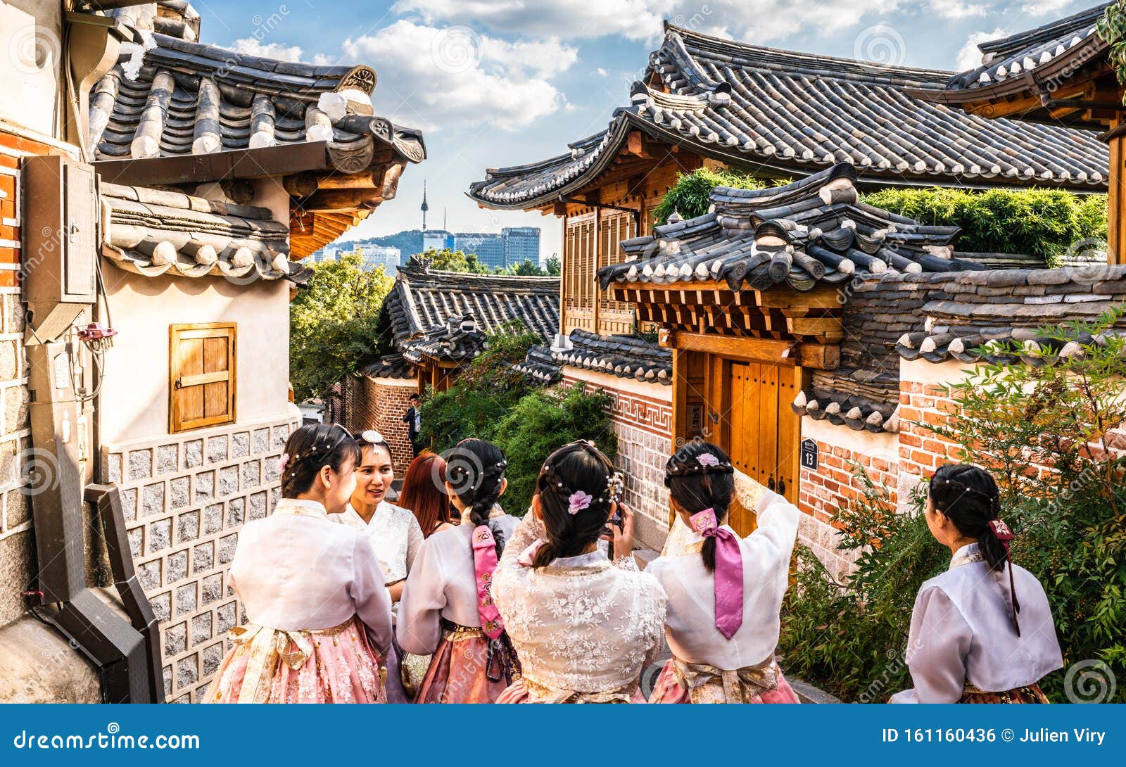 韩国首尔北村韩屋村韩国传统韩服服饰的亚洲游女编辑类照片 图片包括有屋顶 汉城 人们 服装