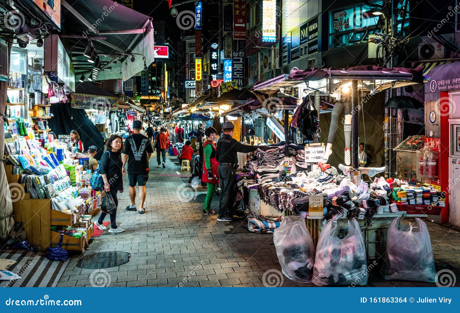 韩国首尔南大门夜市人群和服装摊位编辑类库存图片 图片包括有聚会所 吸引力 人员 照亮 运输路线 韩国首尔南大门夜市人群和服装摊位编辑类库存图片 图片包括有聚会所 吸引力 人员 照亮 运输路线
