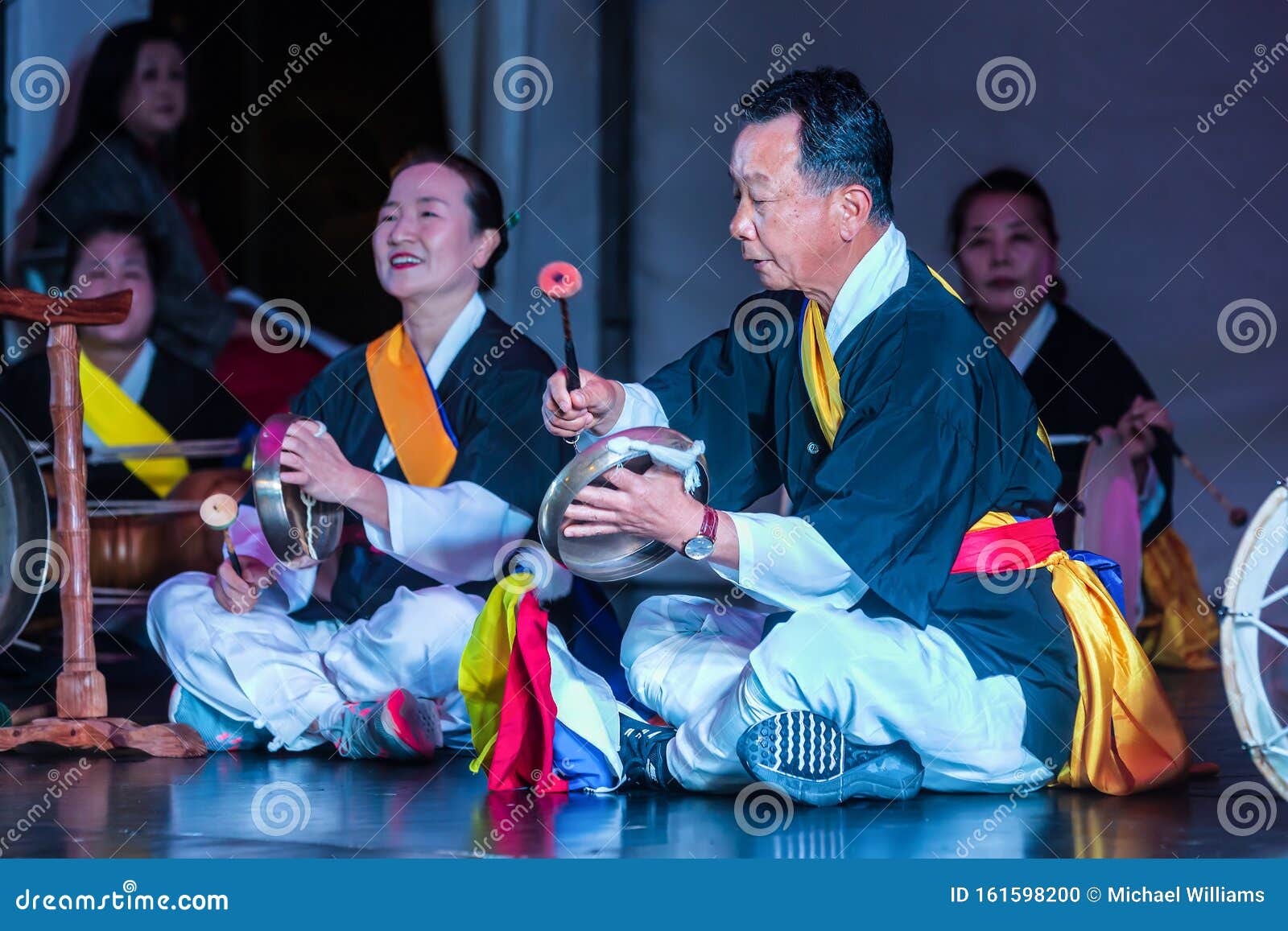 韩国鼓手用手锣表演编辑类图片 图片包括有显示 文化 镶边 执行 音乐家 衣物 执行者 韩国鼓手用手锣表演编辑类图片 图片包括有显示 文化 镶边 执行 音乐家 衣物 执行者