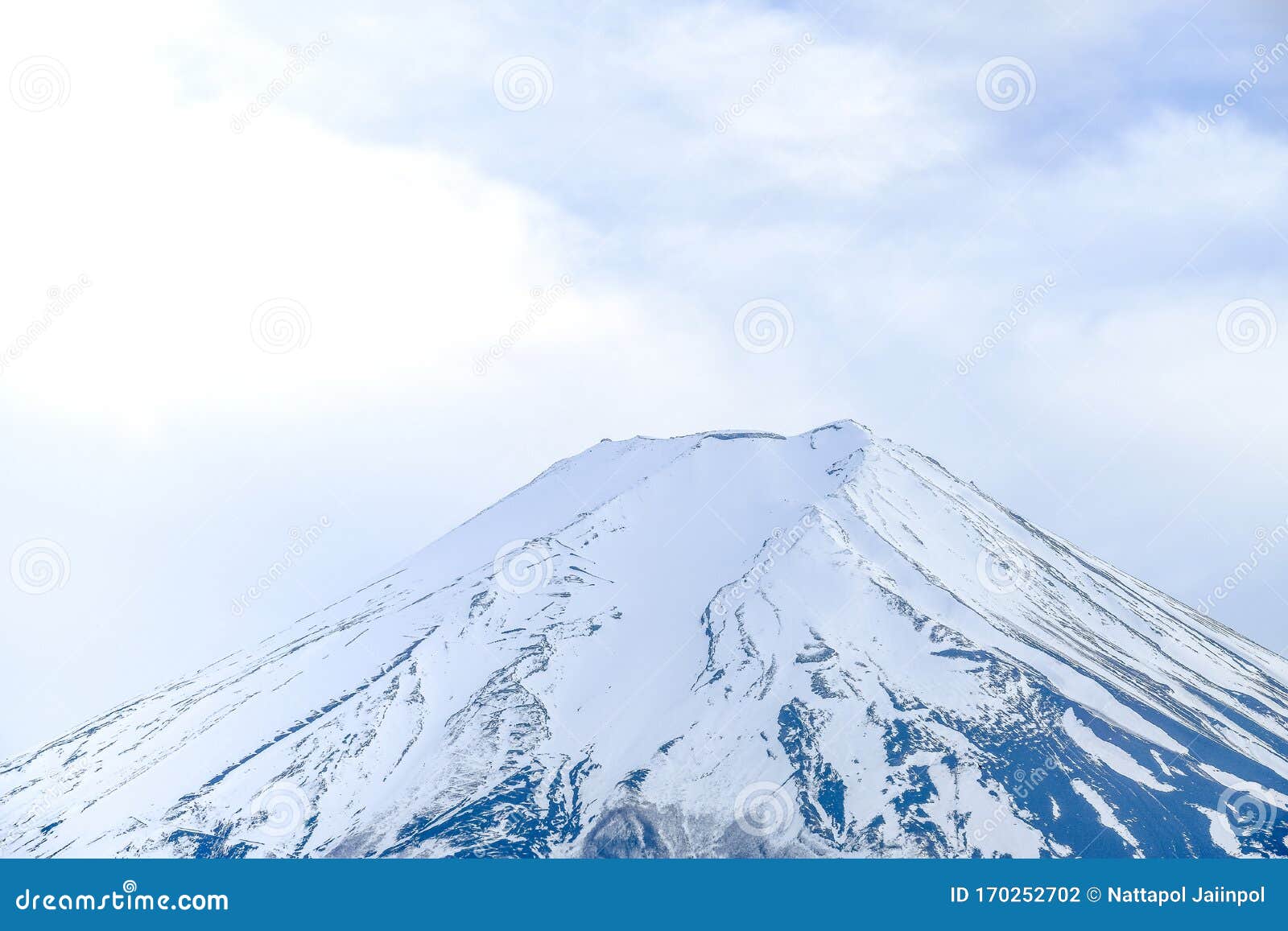 顶上富士山 天空白色孤立的云层背景 顶上蓝色的山雪 近距离聚焦日本富士山库存照片 图片包括有公园 自然 顶上富士山 天空白色孤立的云层背景 顶上蓝色的山雪 近距离聚焦日本富士山库存照片 图片包括有公园 自然