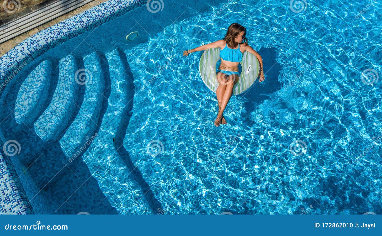 顶着帽子的美女 在泳池的天空中俯瞰 年轻女人在充气环圈上放松和游泳库存照片 图片包括有顶着帽子的美女 在泳池的天空中俯瞰 年轻女人在充气环圈上放松和游泳