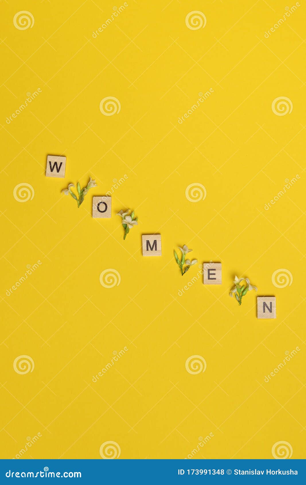 顶视图文字 女人在黄色背景上用木块拼写 中间有花爱 8月背景礼物 库存照片 图片包括有礼物 顶视图文字 女人在黄色背景上用木块拼写 中间有花