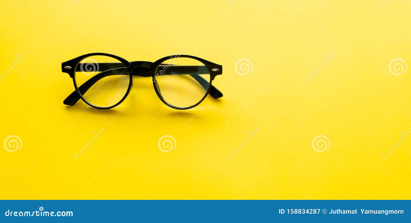 顶视图配饰时尚的黑色复古眼镜 黄色背景上的最小款式 用于壁纸和屏幕库存图片 图片包括有现代 对象