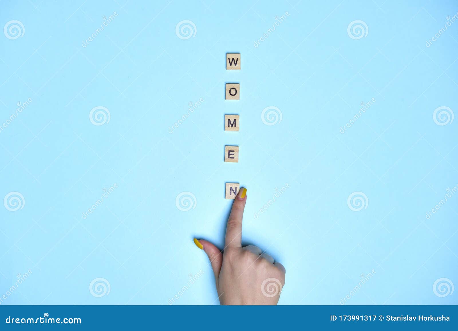 顶视女人手指在彩色蓝色背景上用木块拼写的女性词爱 8月背景礼物 库存图片 图片包括有礼物 爱 8月背景 173991317
