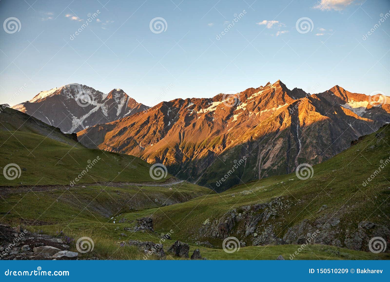 风景夏天风景自然山背景美丽的高谷库存图片 图片包括有修改 视图 组塑 自然 范围 风景