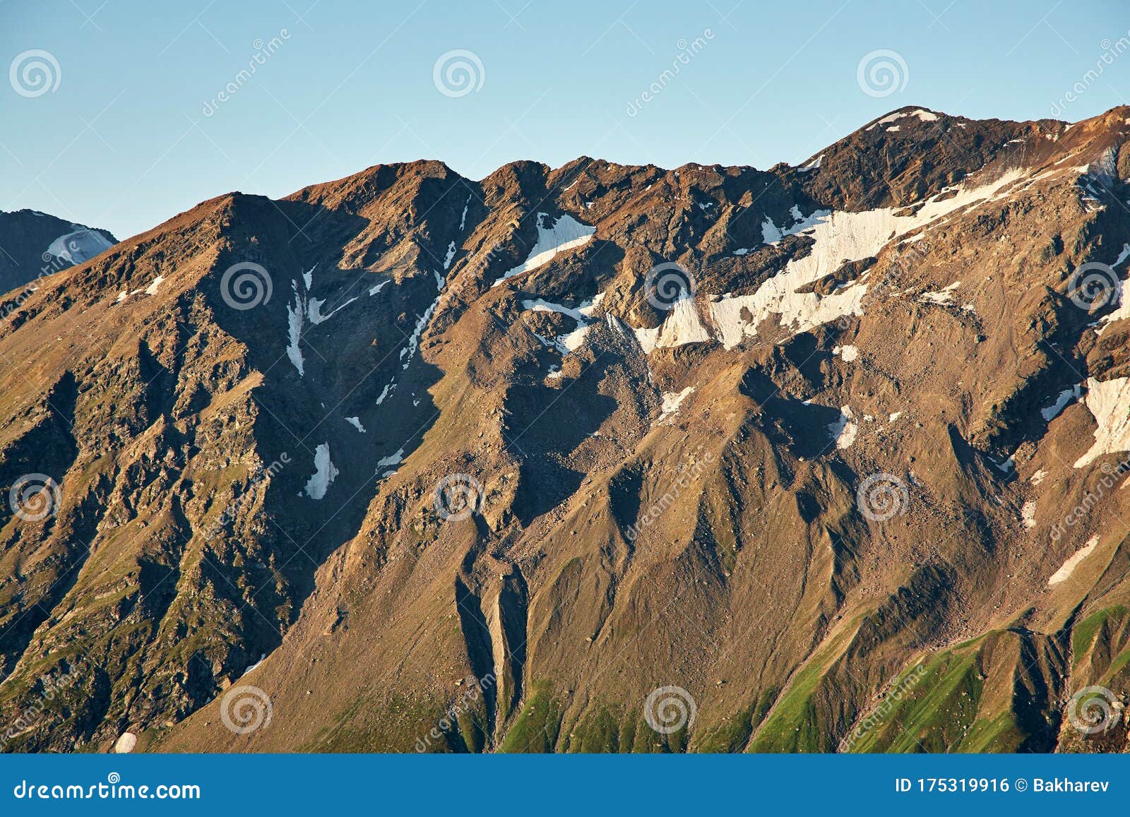 风景秀丽的高山夏季景观自然山背景库存照片 图片包括有室外 峰顶 岩石 原野 组塑 土坎