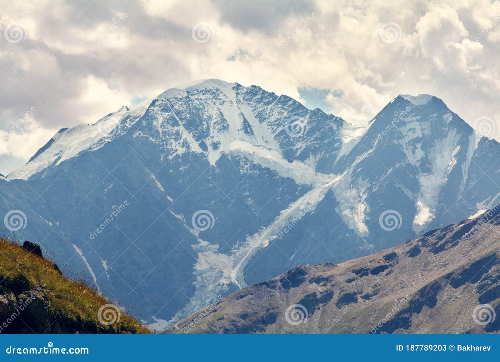 风景秀丽的高山夏季景观自然山背景库存图片 图片包括有组塑 土坎 原野 高涨 解决 山谷