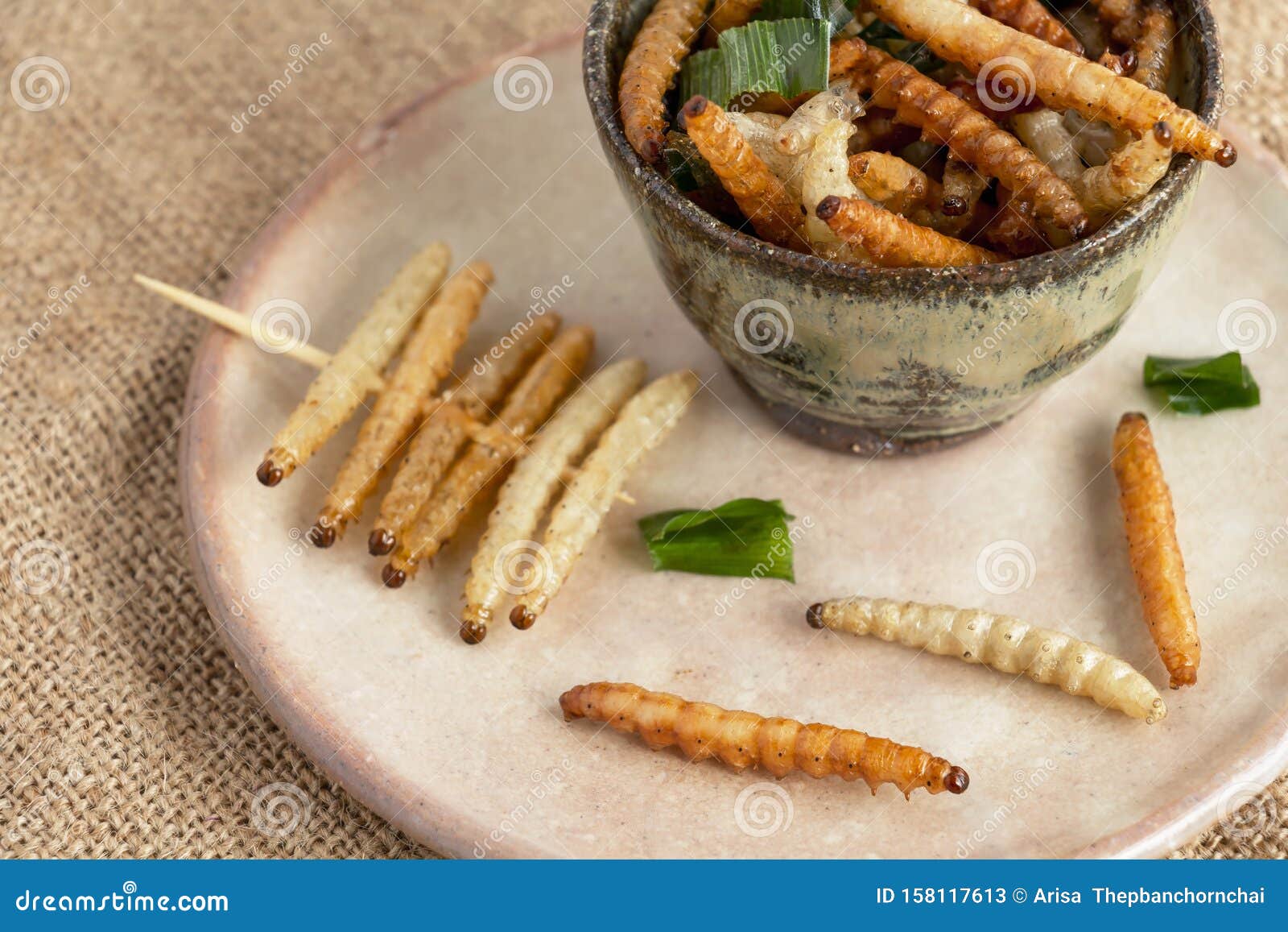 食物昆虫 碗盘陶瓷食用竹虫或竹毛虫炒脆库存图片 图片包括有