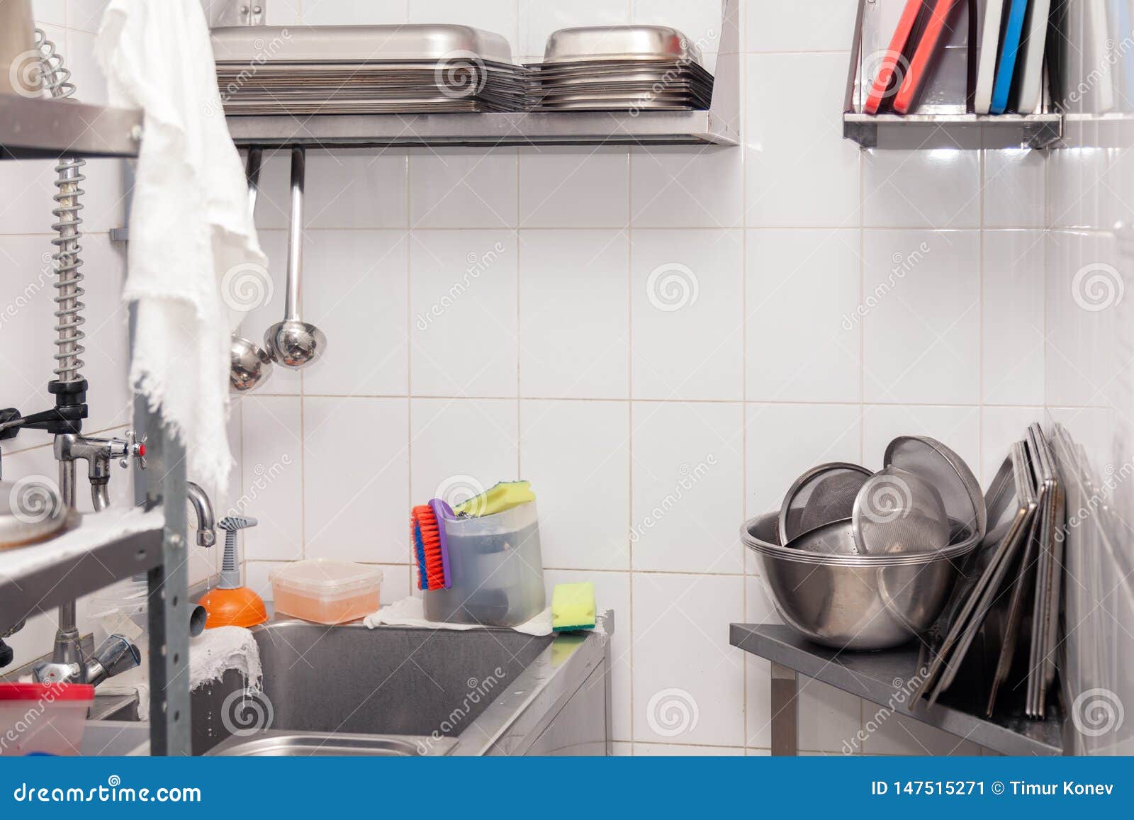 餐馆的专业洗衣机 水槽 刷子 金属棚架和架子看法与厨房用具 杯子 切板 库存图片 图片包括有