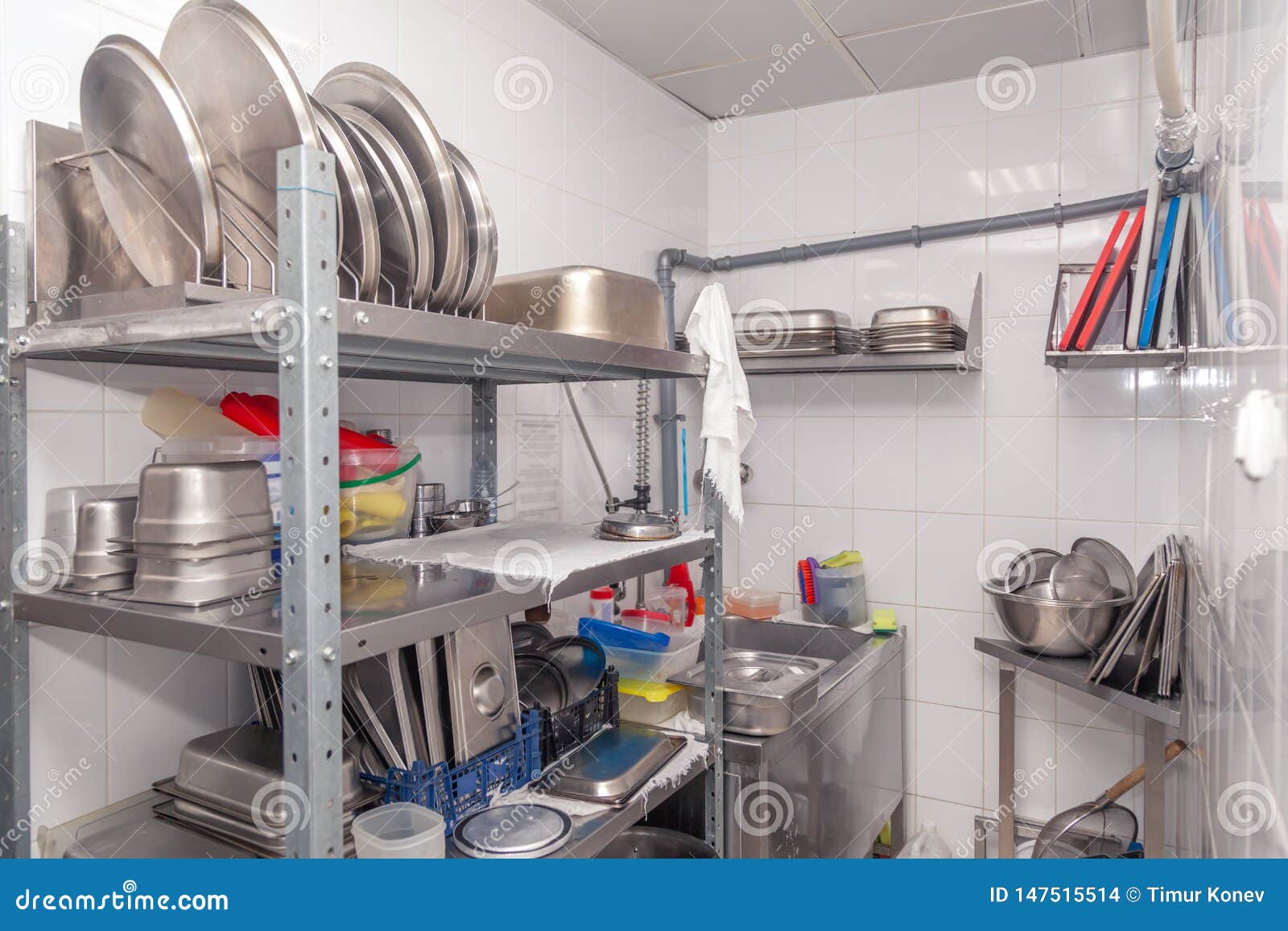 餐馆的专业洗衣机 水槽 刷子 金属棚架和架子看法与厨房用具 杯子 切板 库存照片 图片包括有架子 餐馆