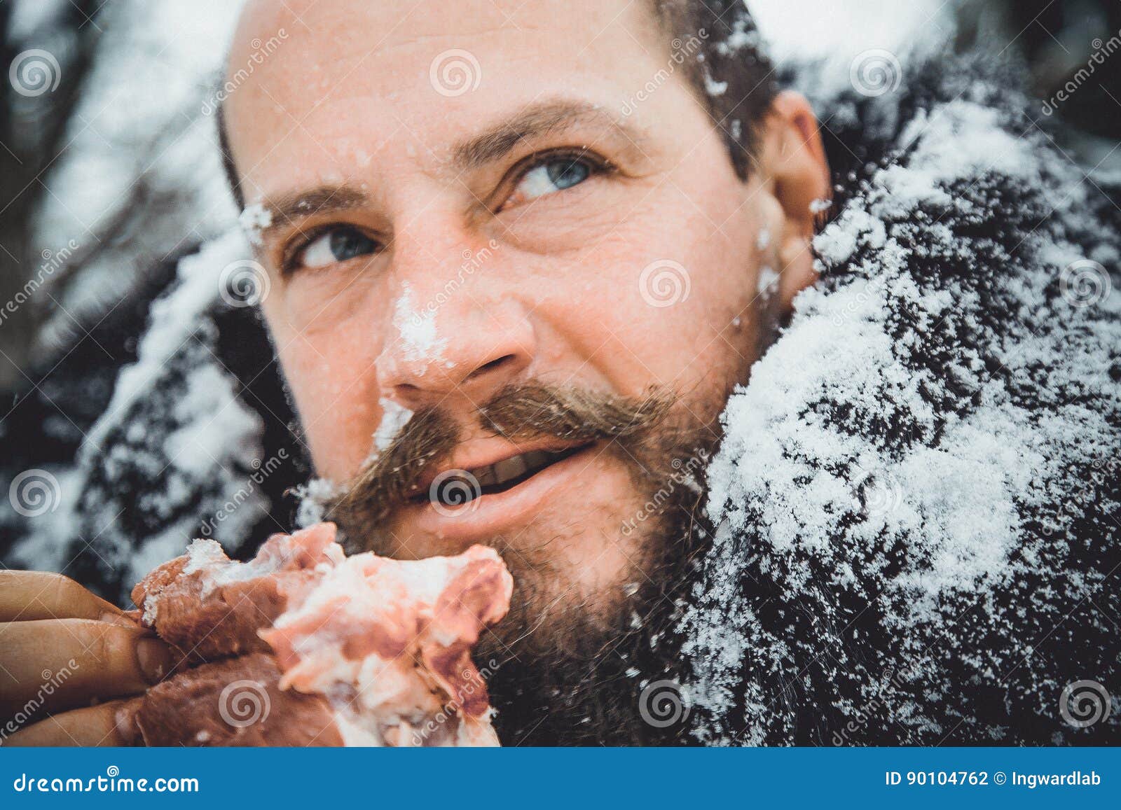 Снег голодный. Мужик с бородой ест мясо. Голодный человек с бородой. Фото мясо и человека с бородой.