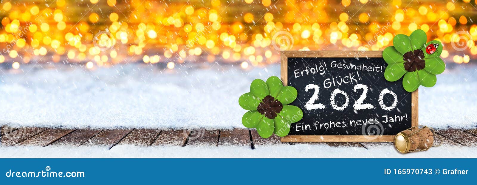 香槟软木塞和黑板 上面有德语问候语 中文译为年英文 年新年快乐库存图片 图片包括有背包 瓢虫