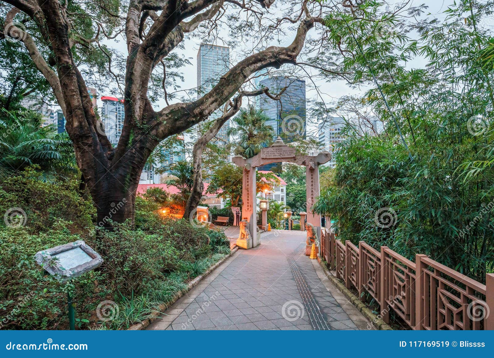 香港动植物公园在黄昏的中部区入口曲拱编辑类库存图片 图片包括有环境 吸引力 形成弧光的 绿洲