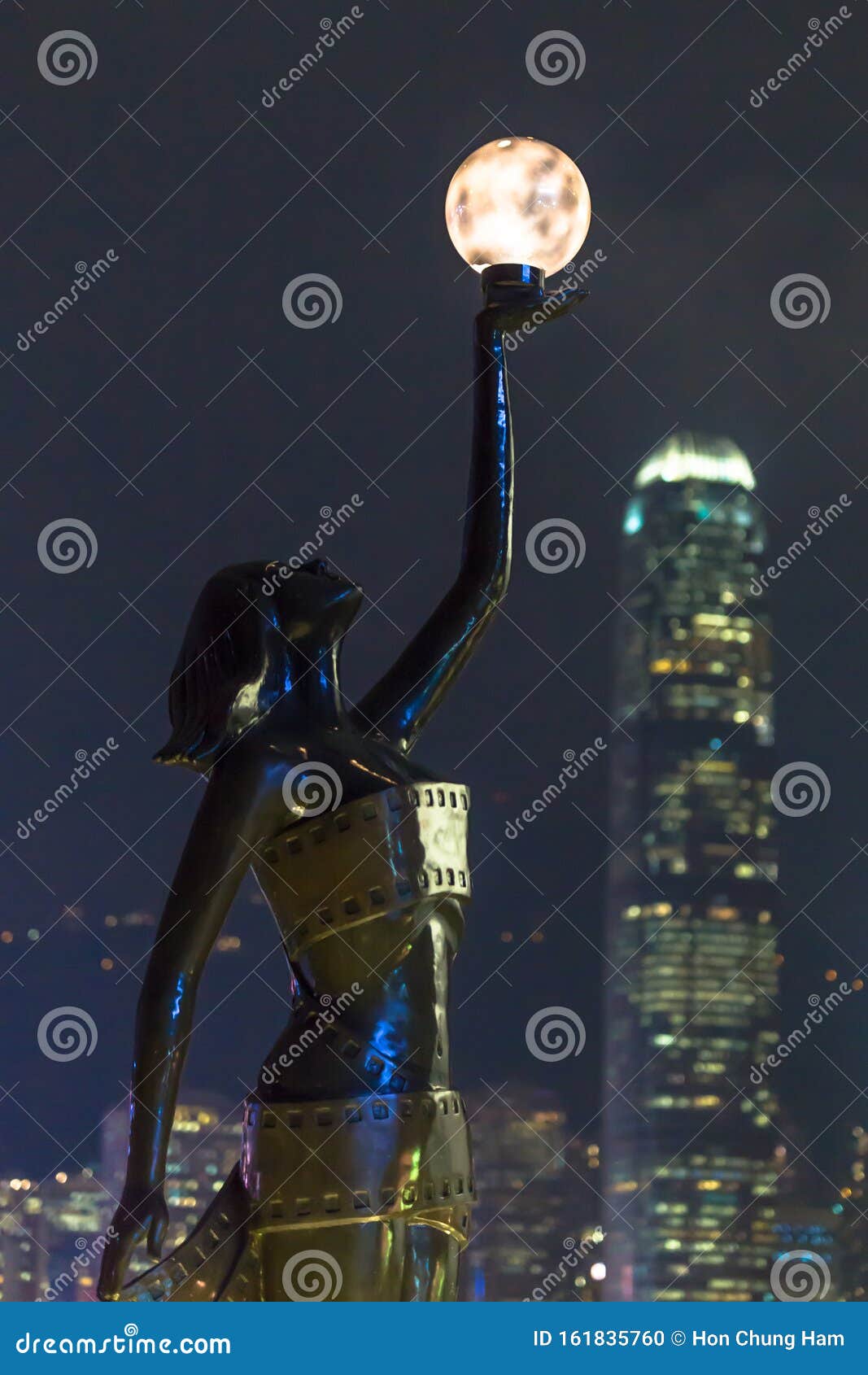 香港岛屿夜景背景灯光球公众户外人物编辑类图片 图片包括有香港岛屿夜景背景灯光球公众户外人物 香港岛屿夜景背景灯光球公众户外人物编辑类图片 图片包括有香港岛屿夜景背景灯光球公众户外人物