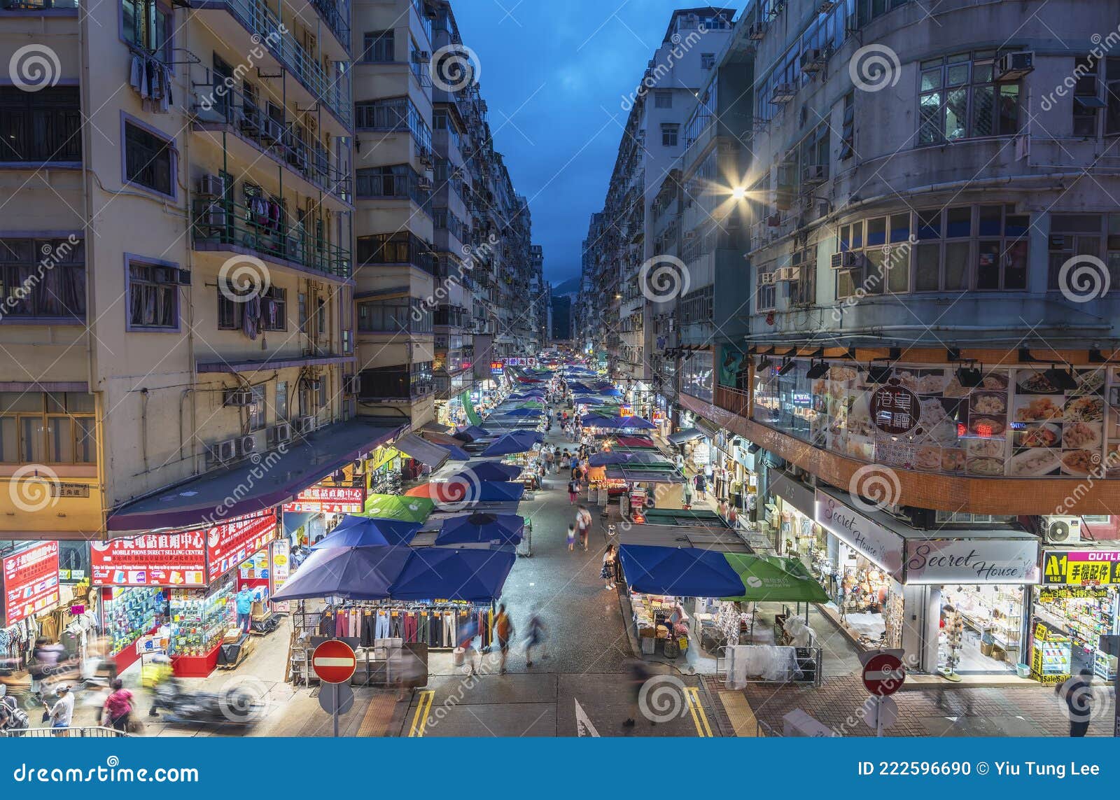 香港市中心区夜景编辑类图片. 图片包括有繁忙, 文化, 多数, 跳蚤, 忠告, 香港, 登广告者做广告- 222596690