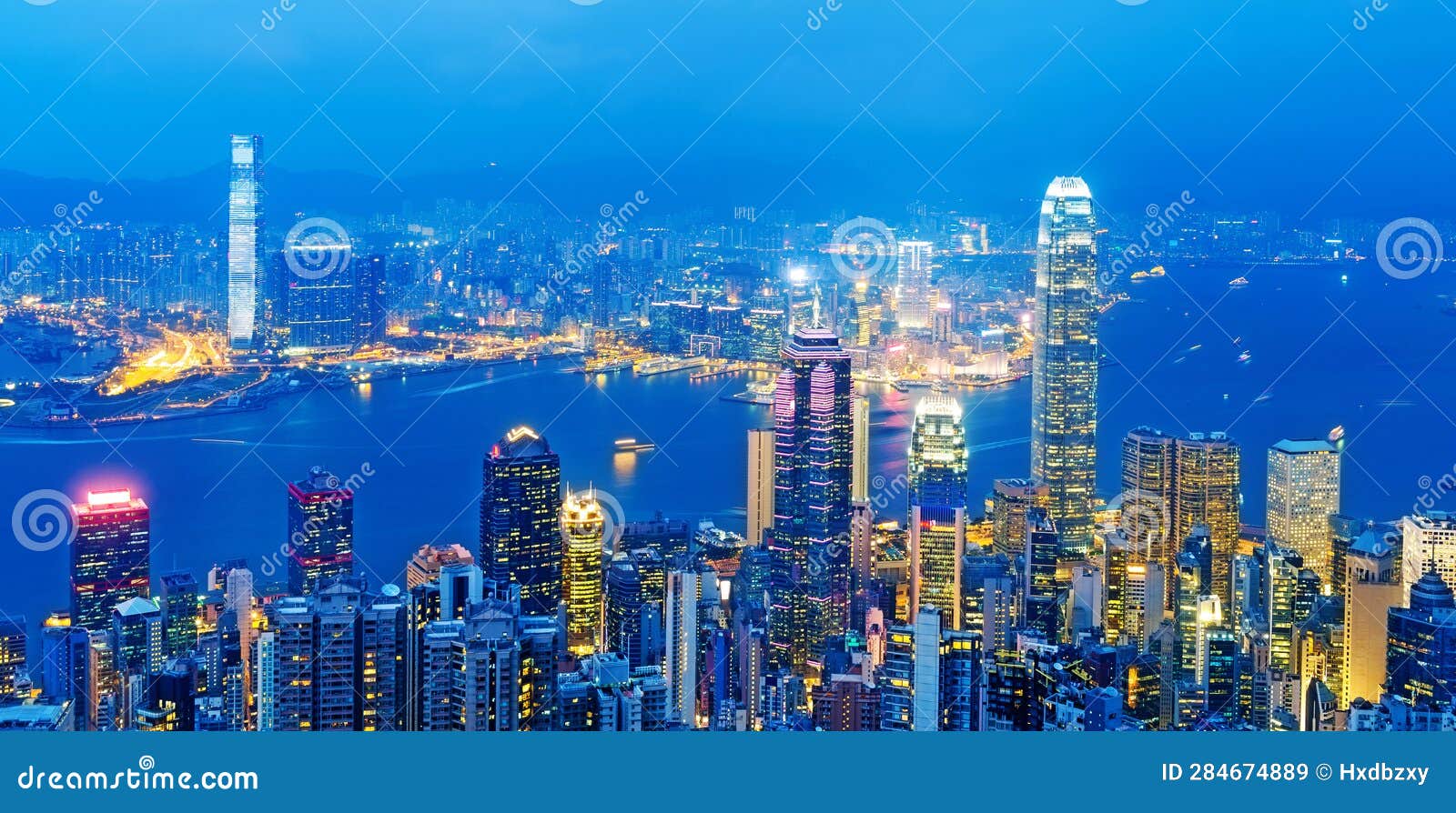 香港维多利亚港的城市景观与夜间建筑库存图片. 图片包括有峰顶, 空间, 著名, 海运, 天空, 香港- 284674889