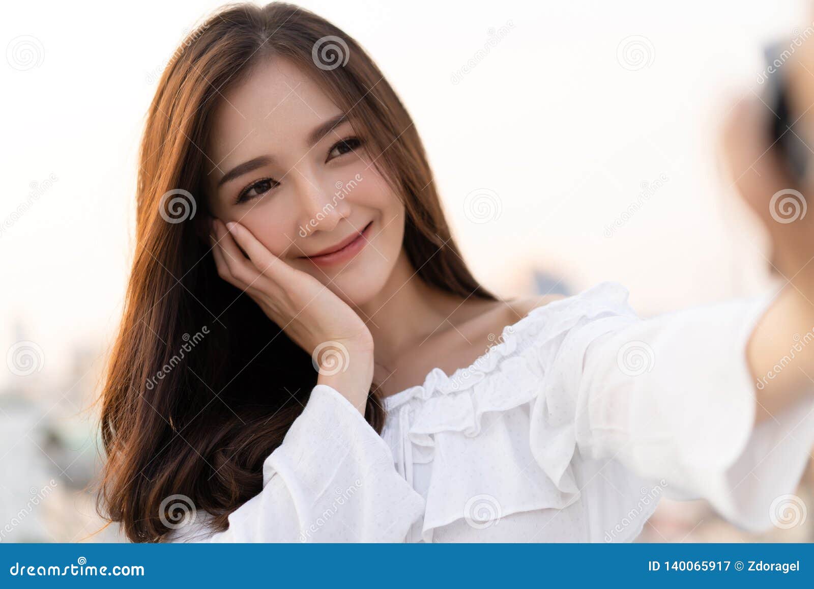 高加索亚裔美人自拍自拍概念女性生活方式库存图片 图片包括有有吸引力的 纵向 愉快 生活方式 高加索亚裔美人自拍自拍概念女性生活方式库存图片 图片包括有有吸引力的 纵向 愉快 生活方式