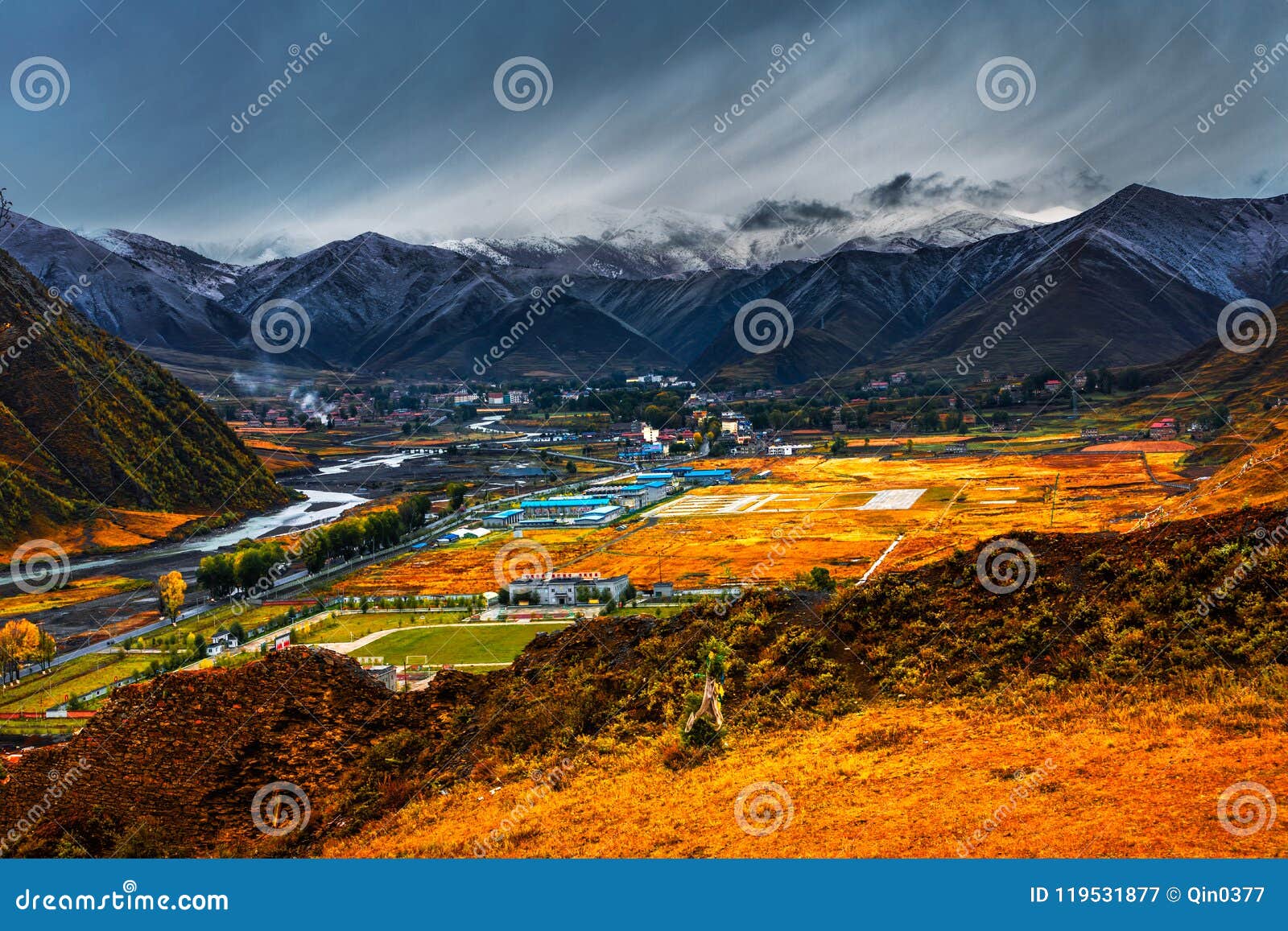 高原在川西高原的雪山图库摄影片 图片包括有