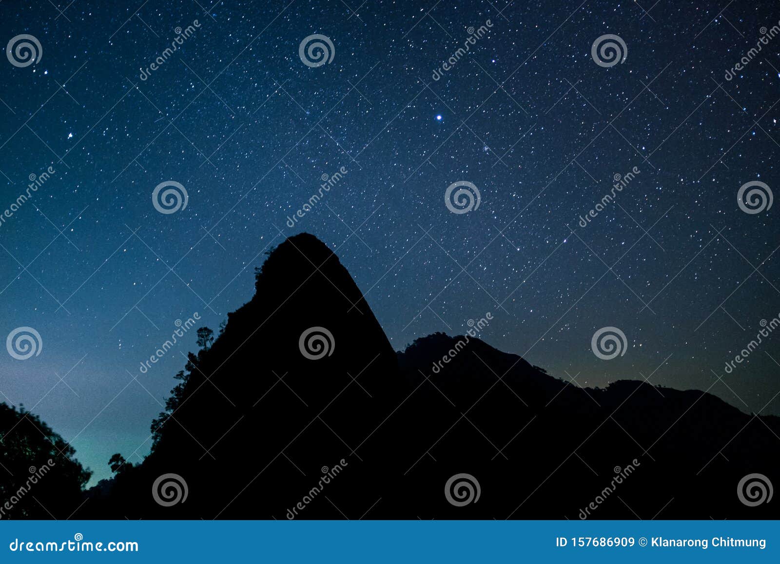 高山的夜景和美丽的星空空间背景我库存图片 图片包括有发光 探险 星座 行星 小山 场面 高山的夜景和美丽的星空空间背景我库存图片 图片包括有发光 探险 星座 行星 小山 场面