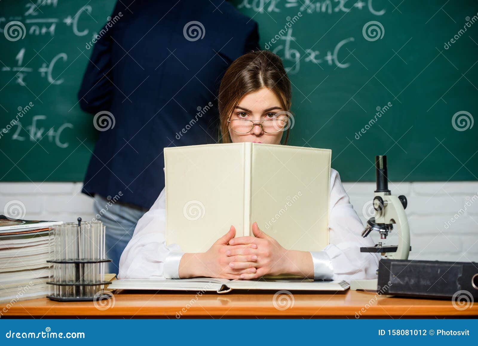 高校教学高中大学教育知识转移黑板附近的师生库存照片 图片包括有科学 相当 背包 教师 高校教学高中大学教育知识转移黑板附近的师生库存照片 图片包括有科学 相当 背包 教师
