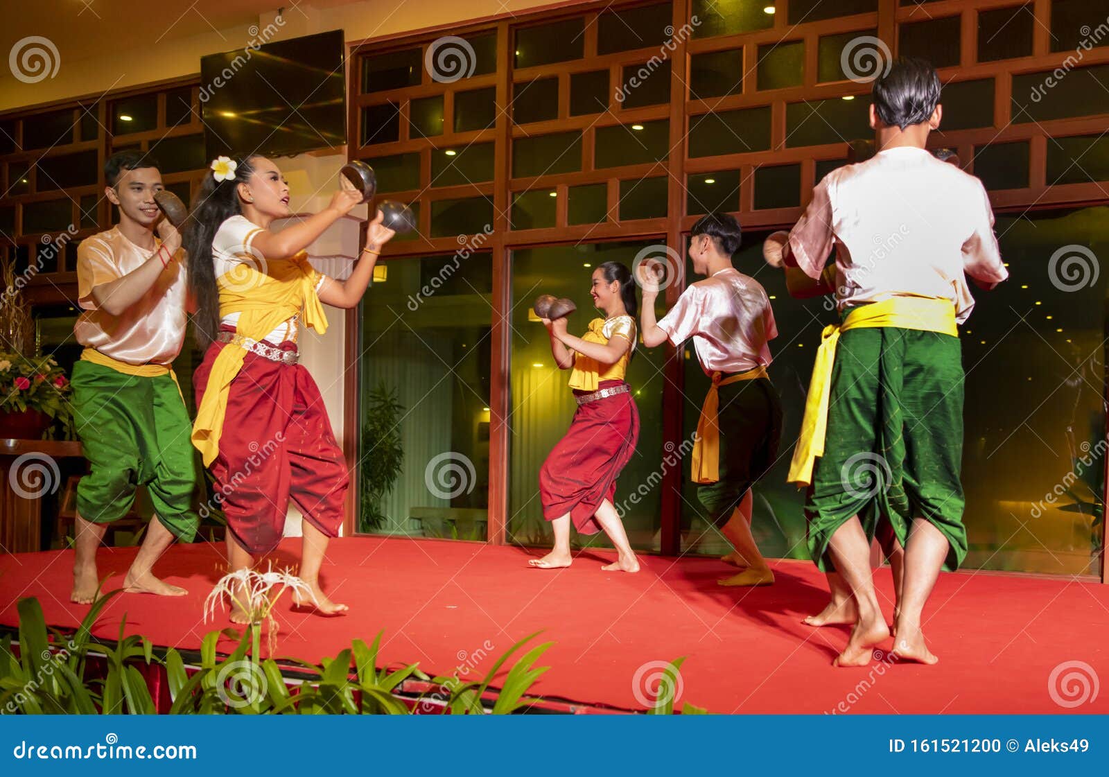 高棉女孩和男孩表演民间舞蹈编辑类图片 图片包括有传统 收割 服装 女性 女孩 执行者