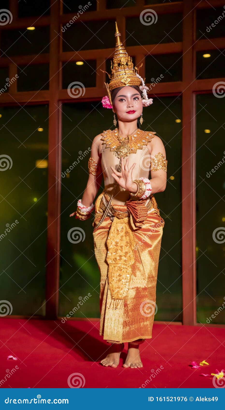 高棉女孩表演民间舞蹈编辑类照片 图片包括有舞蹈 妇女 女性 伙计 柬埔语 收割 舞蹈演员 高棉女孩表演民间舞蹈编辑类照片 图片包括有舞蹈 妇女 女性 伙计 柬埔语 收割 舞蹈演员