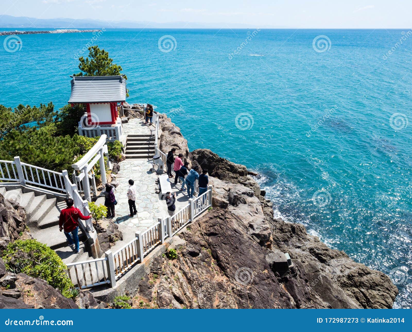 高知市郊著名的风景名胜胜胜地桂山海滩的龙谷神社编辑类库存照片 图片包括有横向 火箭筒 寺庙