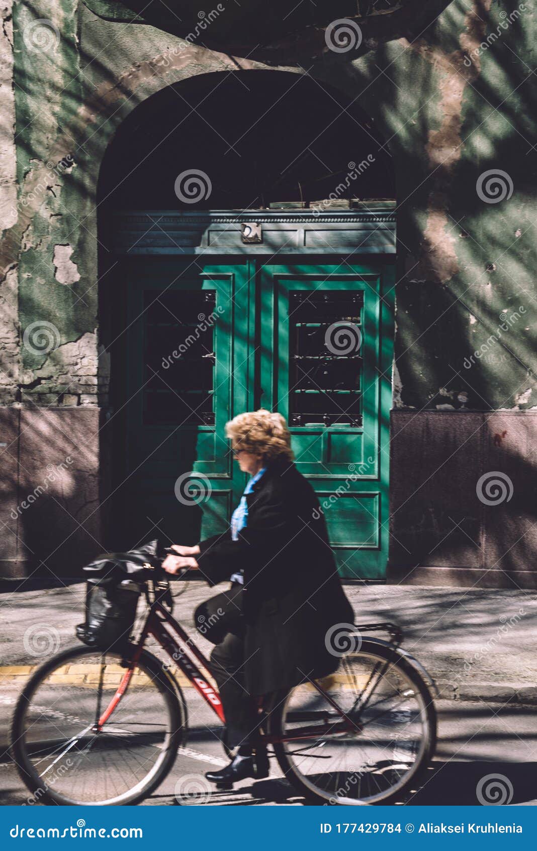 高级女骑自行车编辑类库存图片 图片包括有高级女骑自行车
