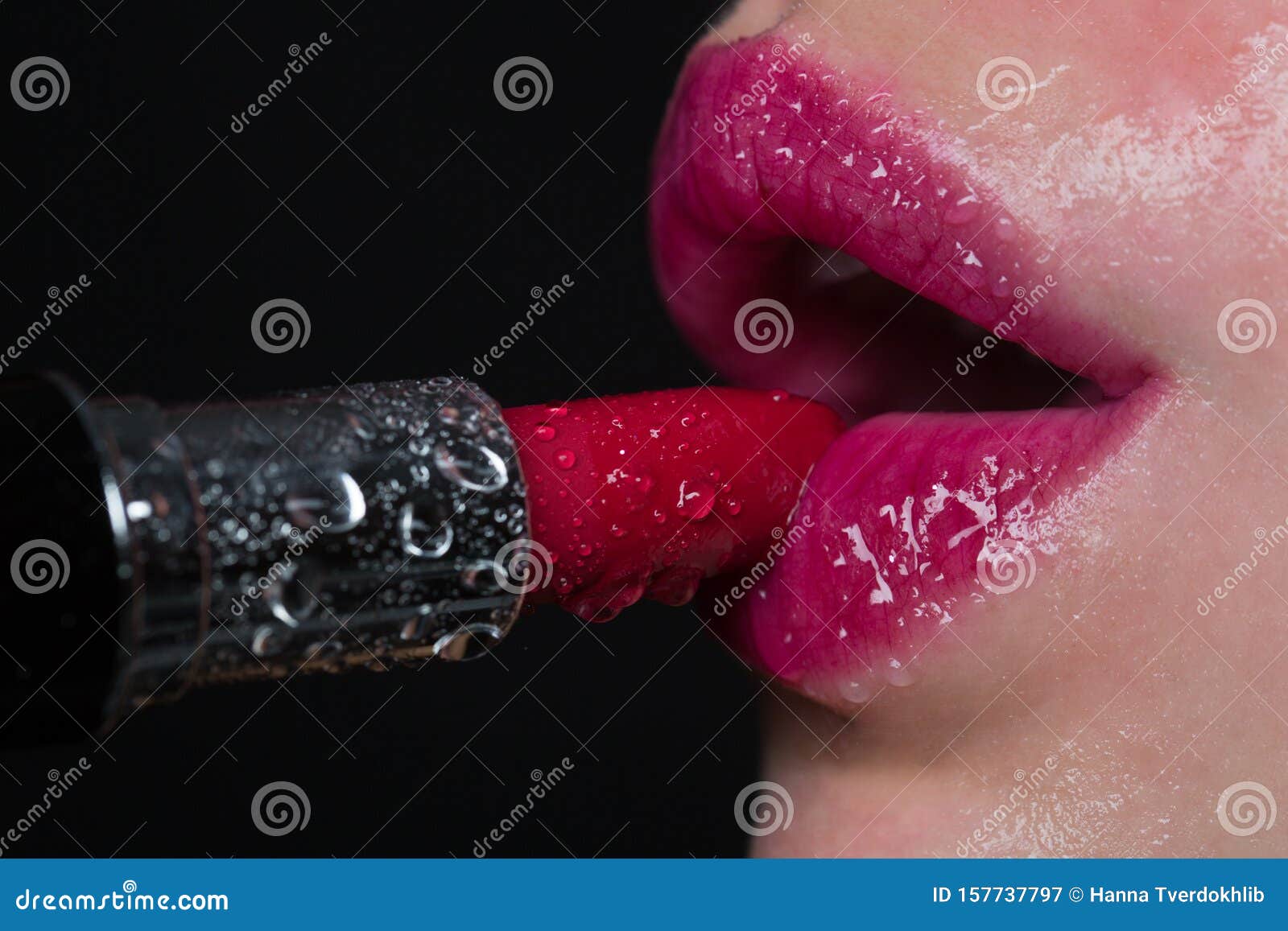 魅力的口红与性感女性的嘴唇湿唇和口红 有水滴 激情 粉唇和库存图片 图片包括有