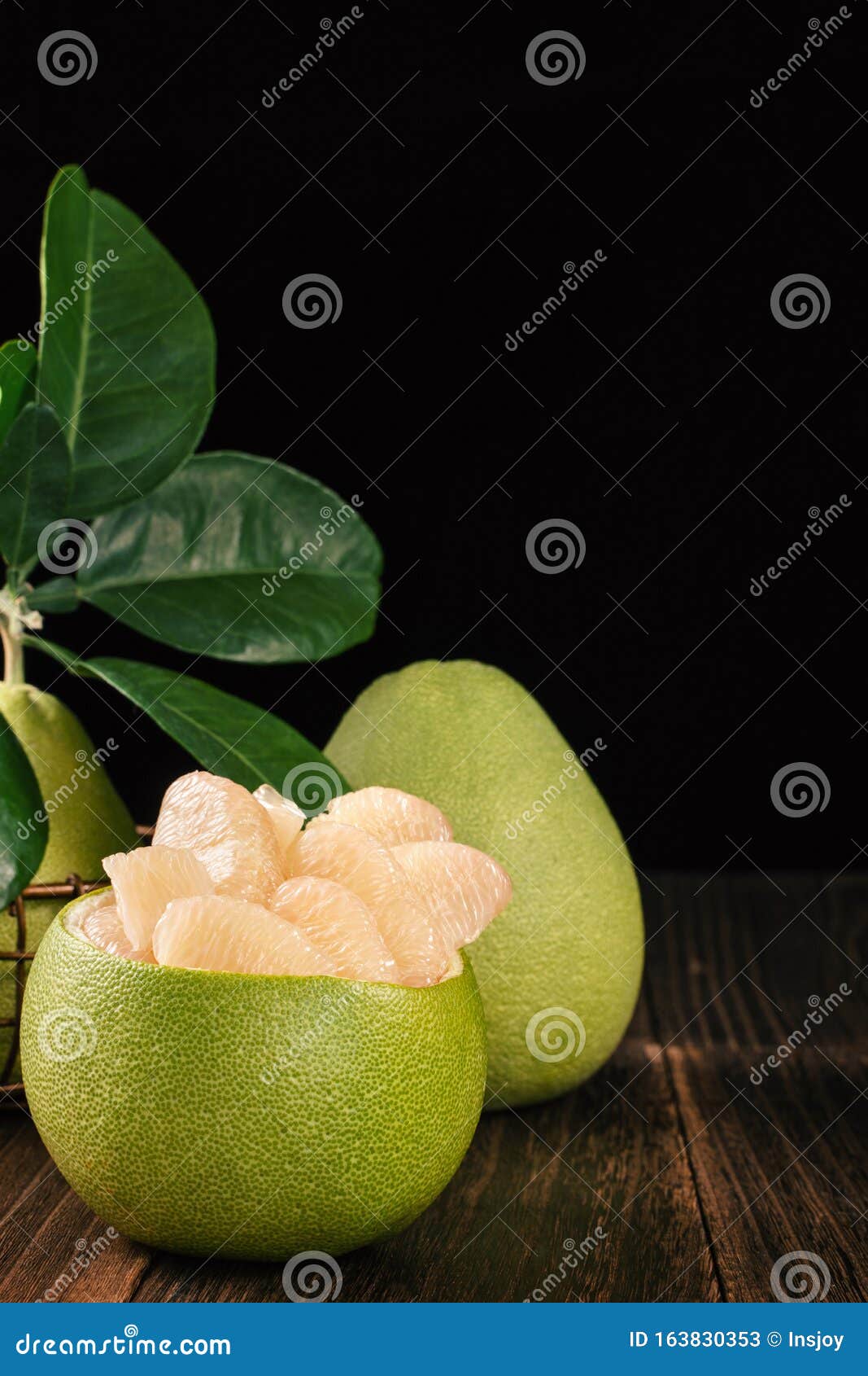 鲜皮柚 葡萄柚 深色木板桌上绿叶柚子中秋节前的季节水果 库存图片 图片包括有概念 叶子 鲜皮柚 葡萄柚 深色木板桌上绿叶柚子中秋节前的季节水果 库存图片 图片包括有概念 叶子