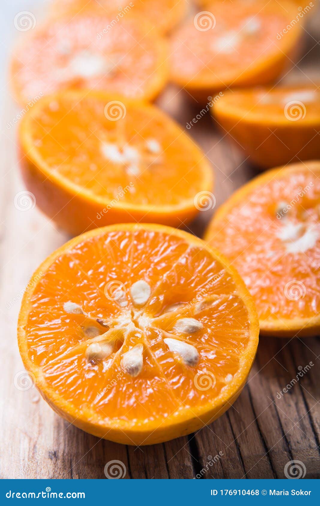 鲜芥菜切碎的橙半片或橘子食品背景库存照片 图片包括有鲜芥菜切碎的橙半片或橘子食品背景 鲜芥菜切碎的橙半片或橘子食品背景库存照片 图片包括有鲜芥菜切碎的橙半片或橘子食品背景