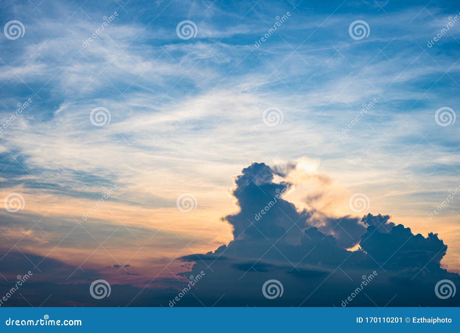黄昏背景 黄昏背景中的彩天亮蓝 橙色和黄色日落库存图片 图片包括有抽象 黄昏 田园诗 照亮