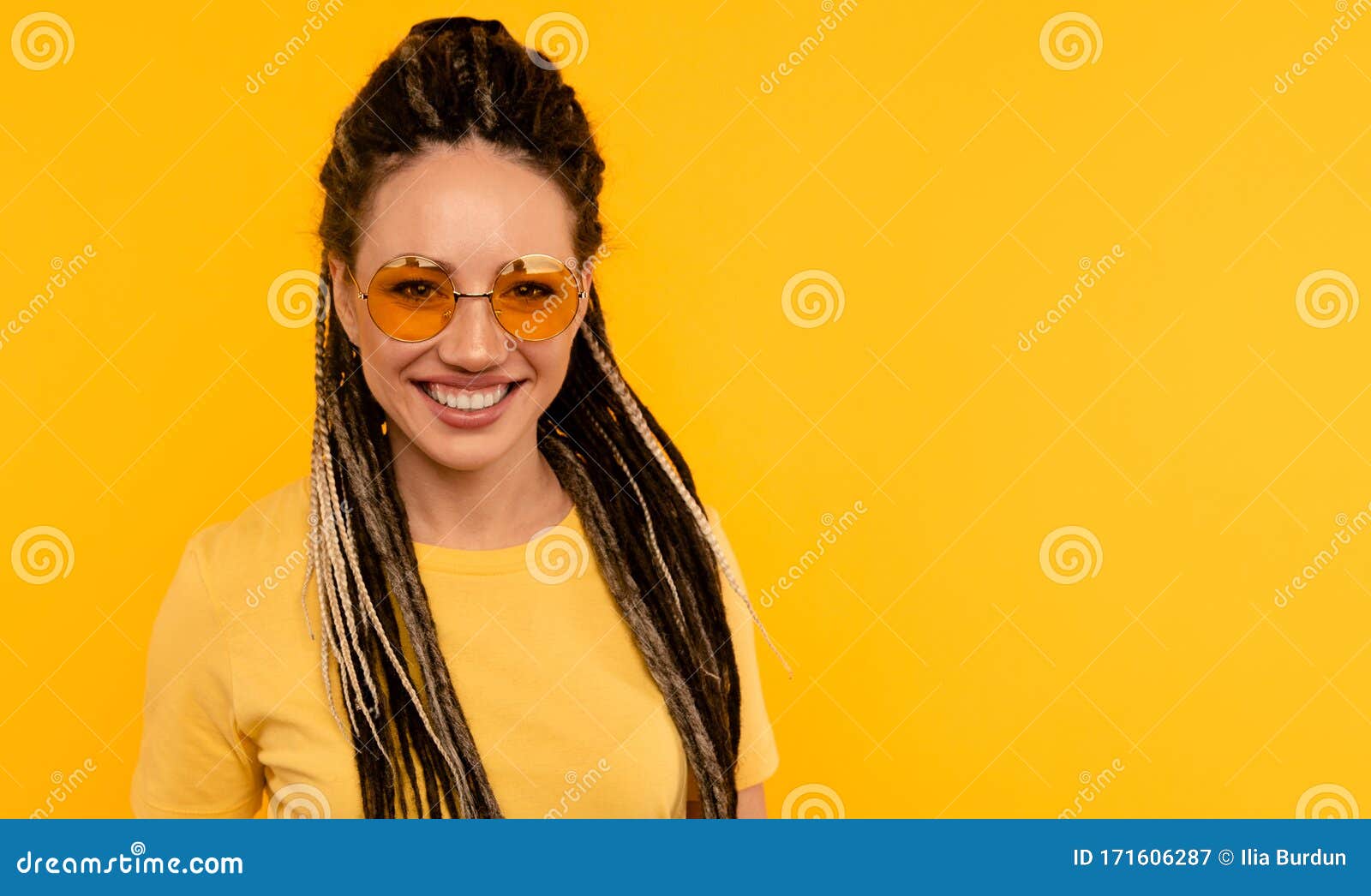 黄色背景上脸色漂亮的女人画像库存图片 图片包括有黄色背景上脸色漂亮的女人画像 黄色背景上脸色漂亮的女人画像库存图片 图片包括有黄色背景上脸色漂亮的女人画像