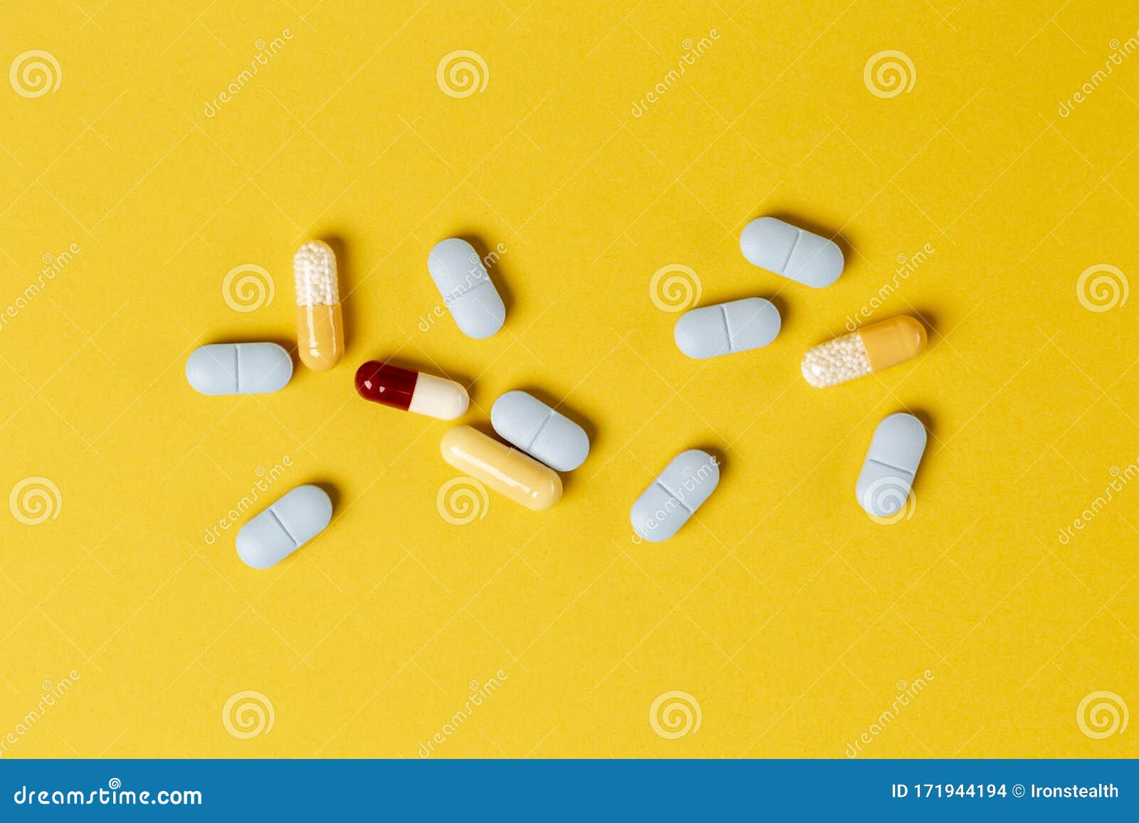 黄色背景下的各种蓝黄红丸胶囊库存照片 图片包括有憔悴 拟人说 塑料 止痛药 医学 医疗