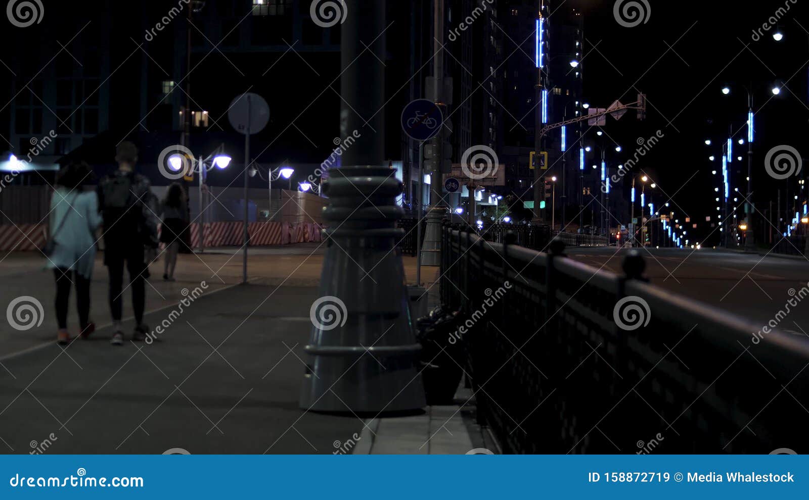 黑天背景上路灯点着的路沿着夜城街散步的人库存素材夜库存图片 图片包括有