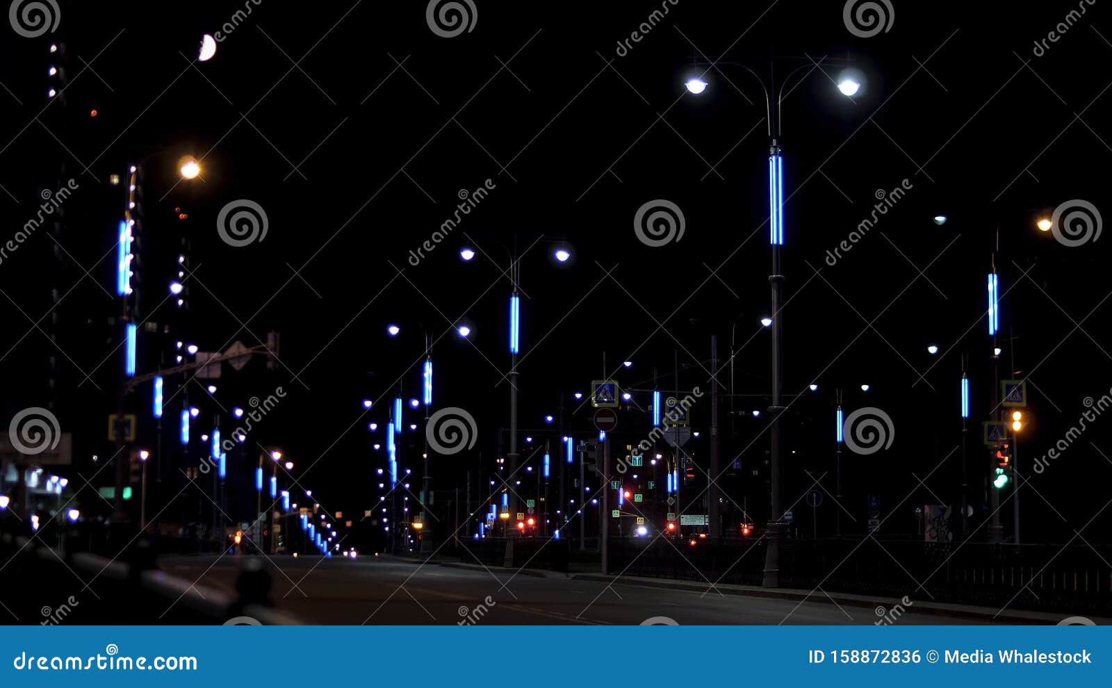 黑天背景孤车的夜城街道交通库存素材美丽的深夜库存照片 图片包括有高速公路 快速 圈子 抽象