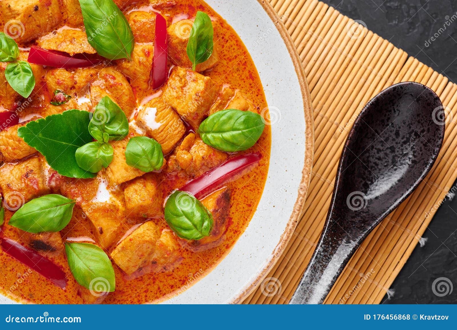 黑石板背景白板中的泰式板南鸡咖喱phanaeng Curry是泰式菜肴泰式食品库存照片 图片包括有蔬菜 草本