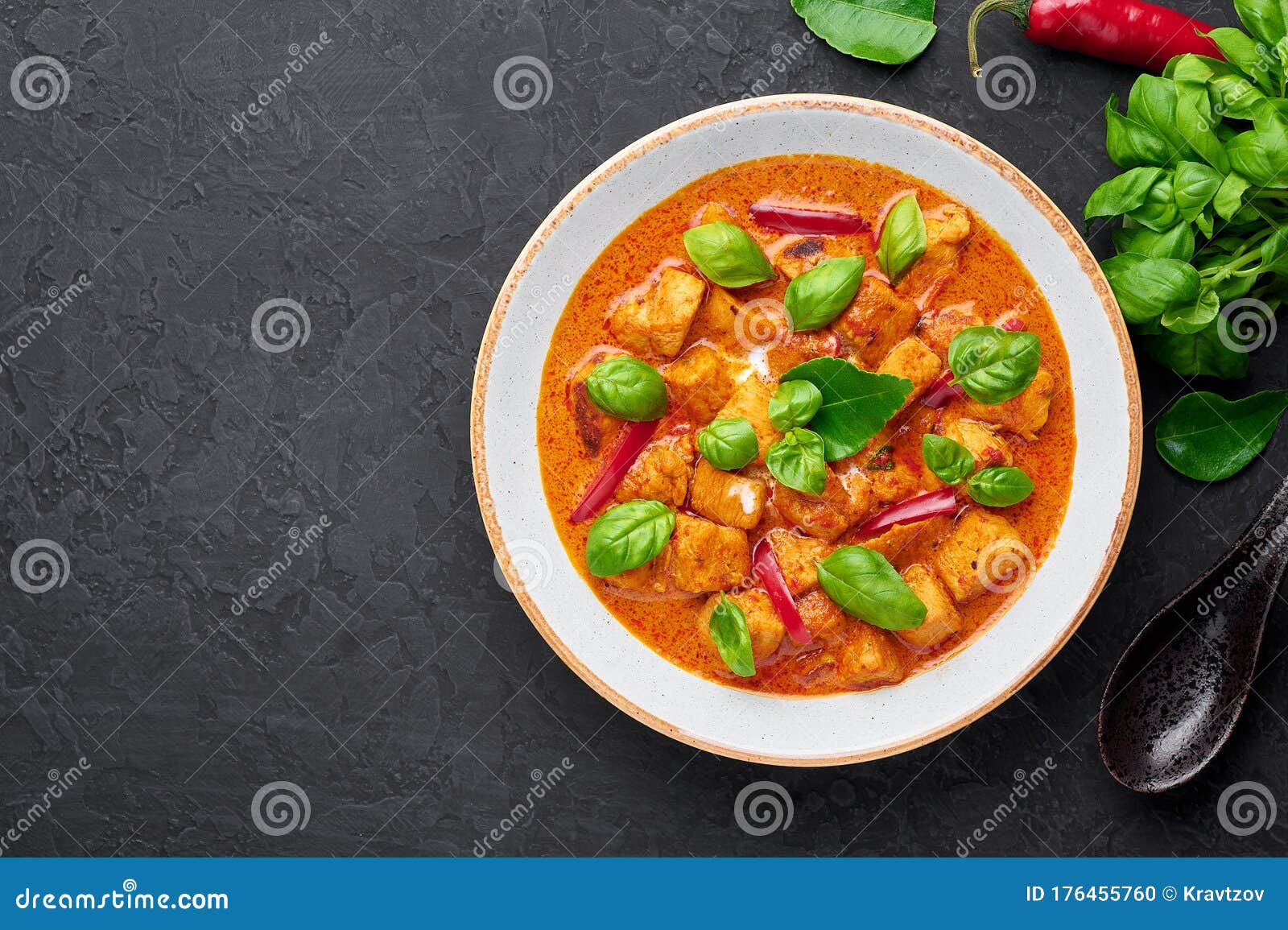 黑石板背景白板中的泰式板南鸡咖喱phanaeng Curry是泰式菜肴泰式食品库存照片 图片包括有正餐 传统 黑石板背景白板中的泰式板南鸡咖喱phanaeng Curry是泰式菜肴泰式食品库存照片 图片包括有正餐 传统