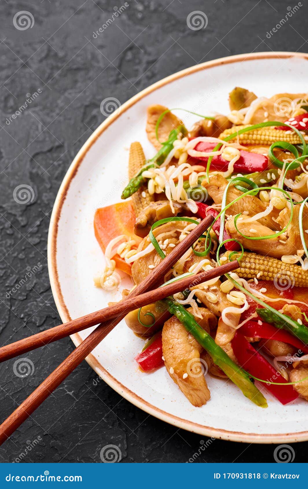 黑石板背景白板中的炒鸡肉片chop Suey是美式中国菜库存照片 图片包括有蔬菜 红色 黑石板背景白板中的炒鸡肉片chop Suey是美式中国菜库存照片 图片包括有蔬菜 红色