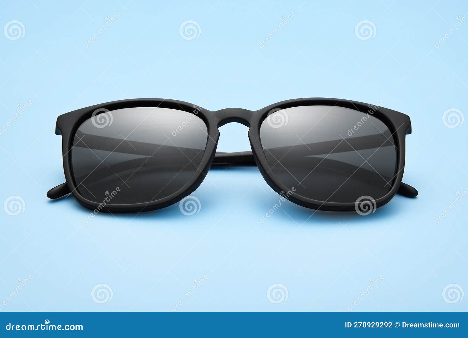 黑色墨镜经典模型. 太阳眼镜的太阳镜. 库存照片. 图片包括有查出, 特写