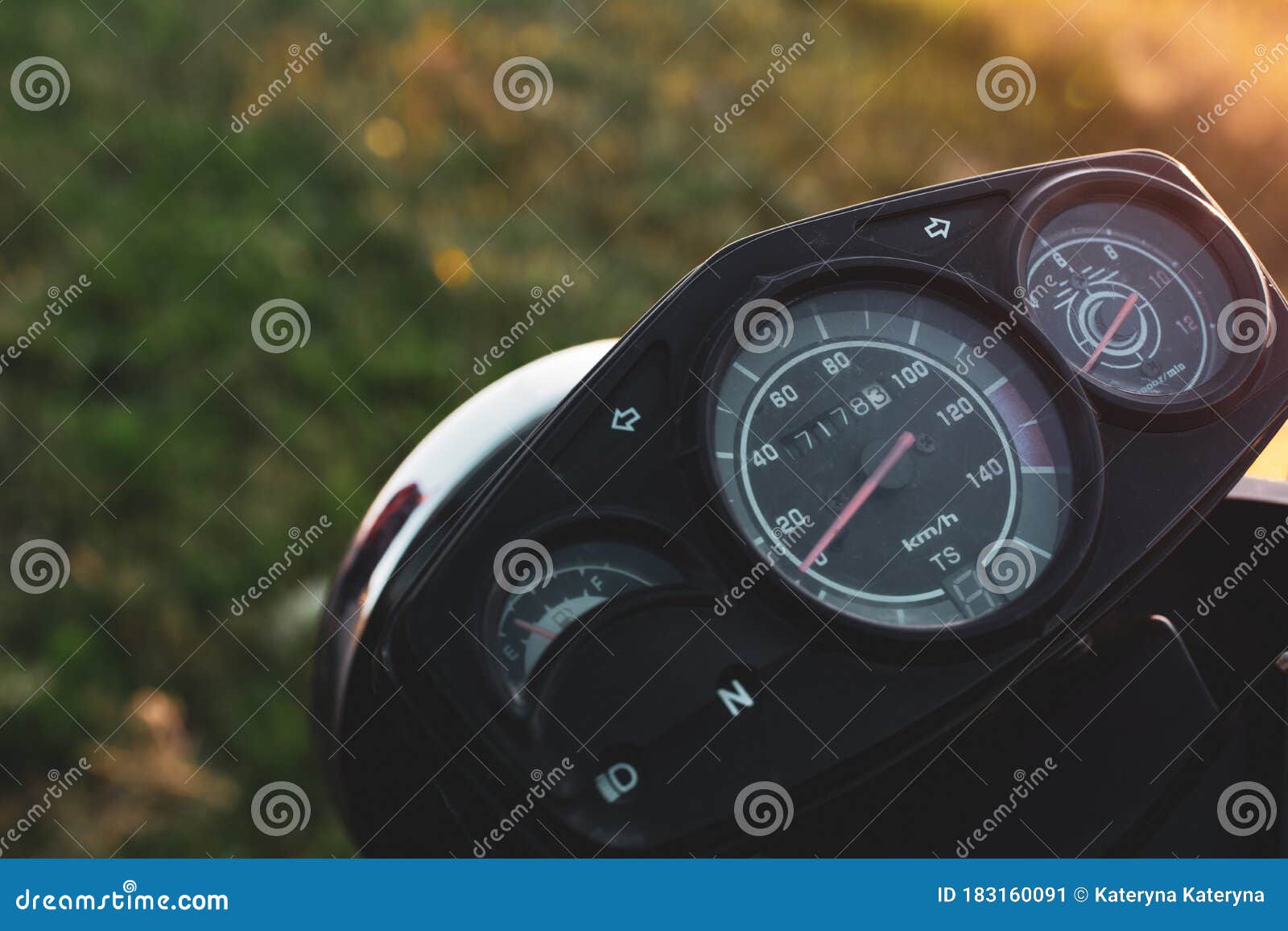 黑色控制面板和标准摩托车速度计近距离拍摄库存图片 图片包括有破折号 公里 燃料 评定 最大数量