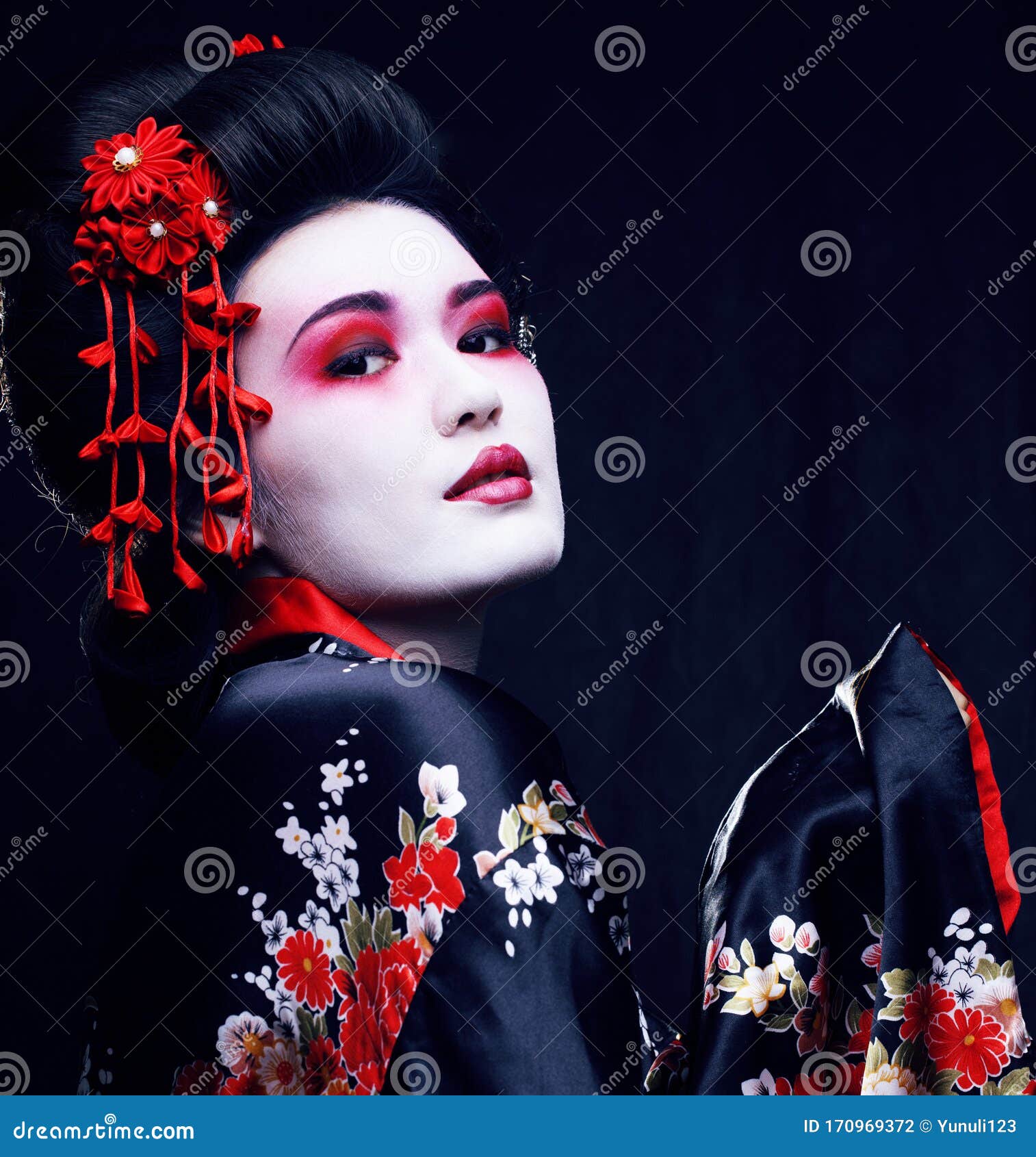 黑色背景中穿着和服和服和装的年轻漂亮艺妓库存照片 图片包括有红色 日语 东方 特写镜头 装饰
