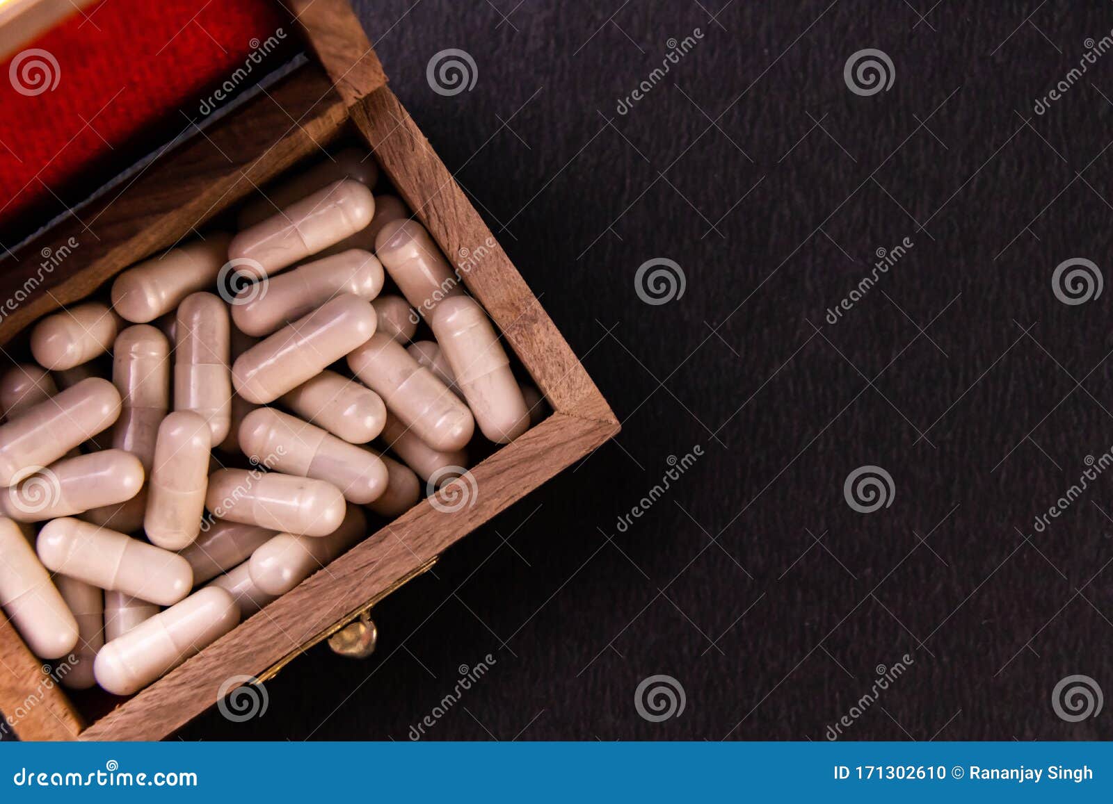 黑色背景复印空间旧木箱中药胶囊的特写古代医疗秘密概念库存照片 图片包括有胶囊 缓和 黑色背景复印空间旧木箱中药胶囊的特写古代医疗秘密概念库存照片 图片包括有胶囊 缓和