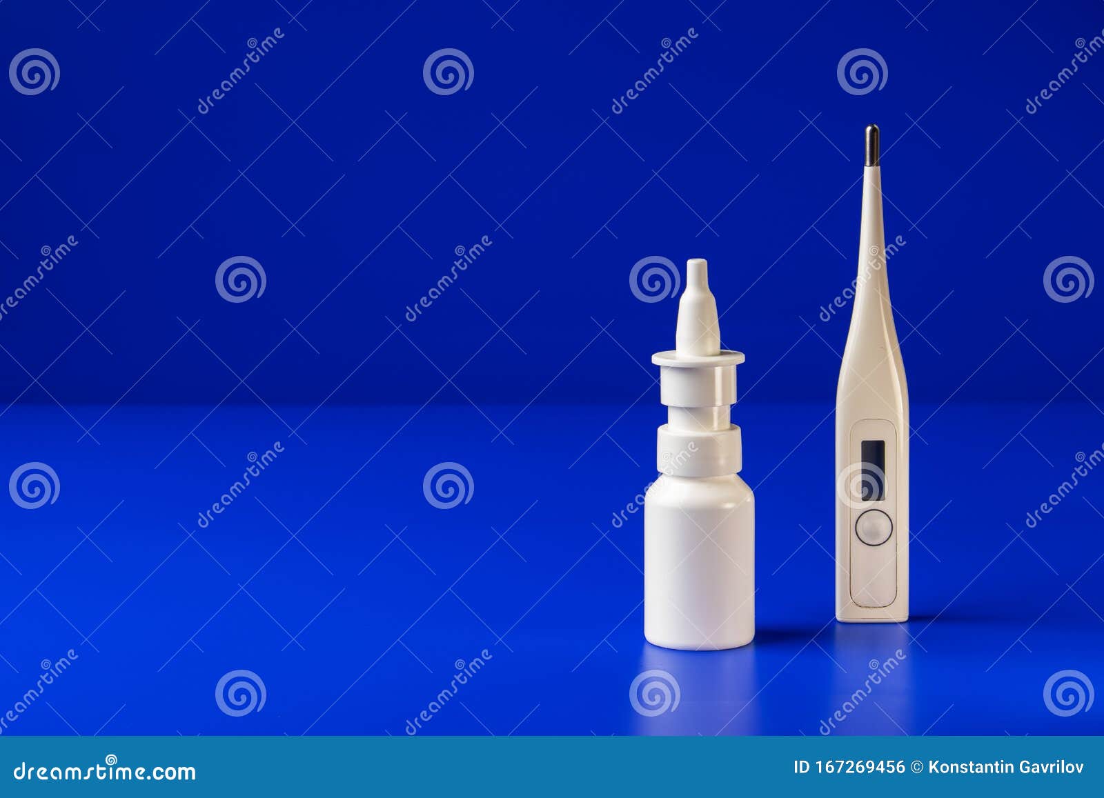 鼻喷剂瓶和测量桌上体温的温度计库存照片 图片包括有药房 背包 药片 关心 过敏 对象
