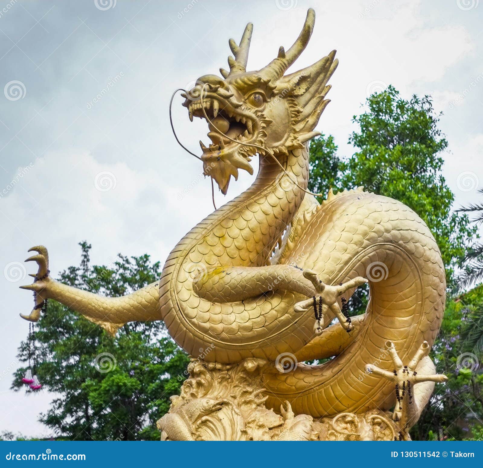 龙美丽的雕象在庭院里库存照片 图片包括有龙美丽的雕象在庭院里 龙美丽的雕象在庭院里库存照片 图片包括有龙美丽的雕象在庭院里