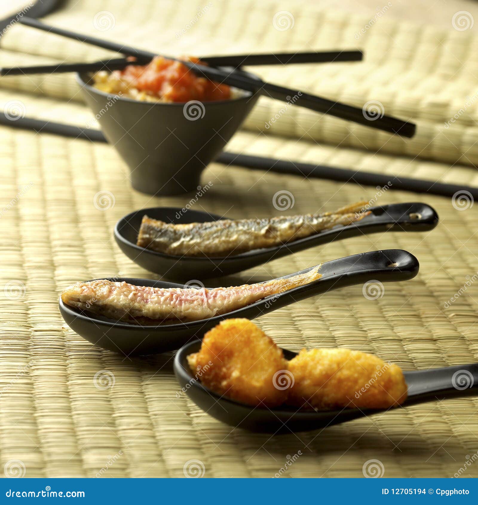 01 овощ зажаренный рыбами. сварено съешьте готовое еды представленное фотоснимком к