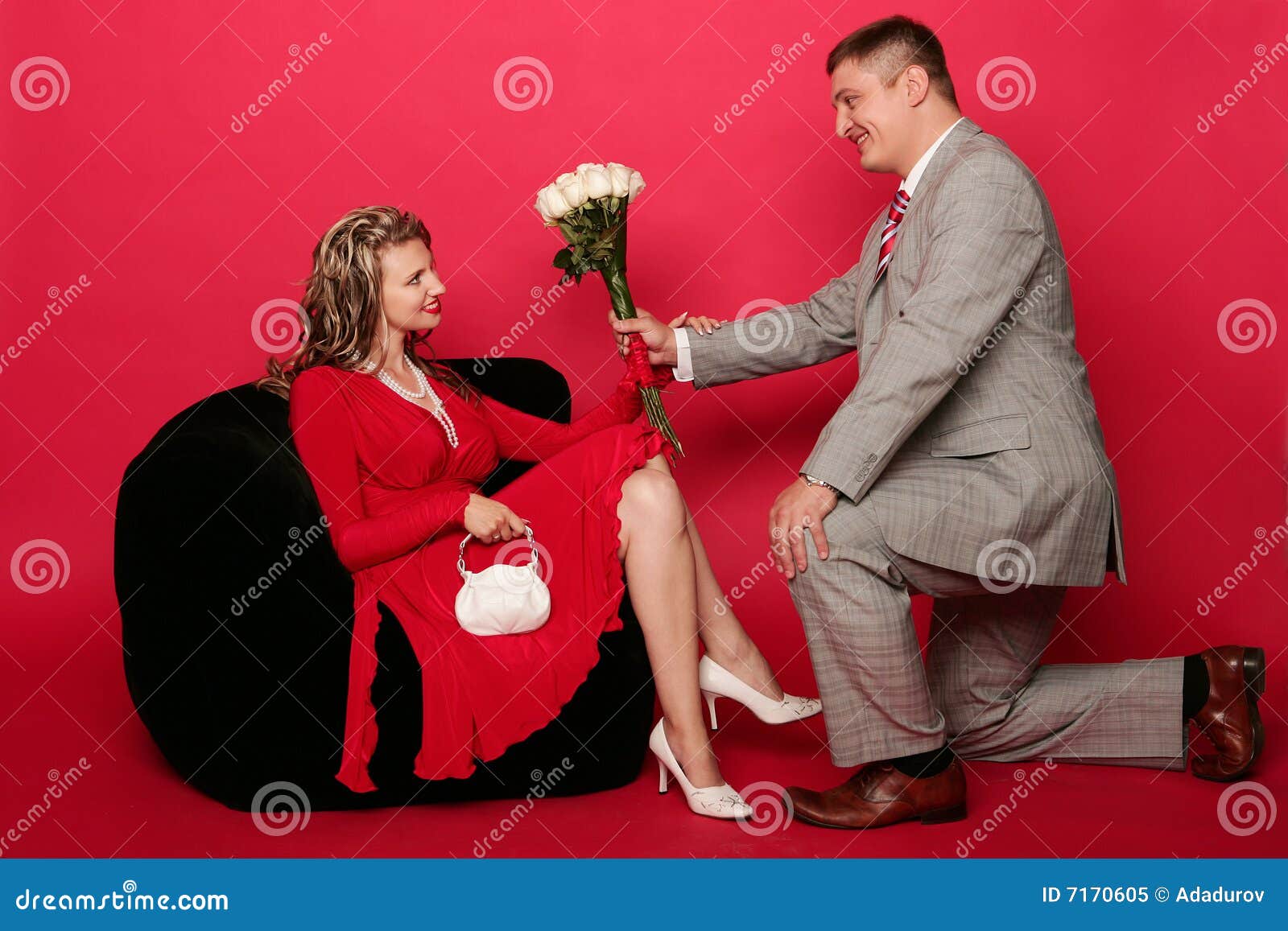 Муж жену стоя видео. Мужчина на коленях перед женщиной. Мужчина на коленях перед женщиной с цветами. Мужчина на коленях дарит цветы. Мужчина на одном колене с цветами.