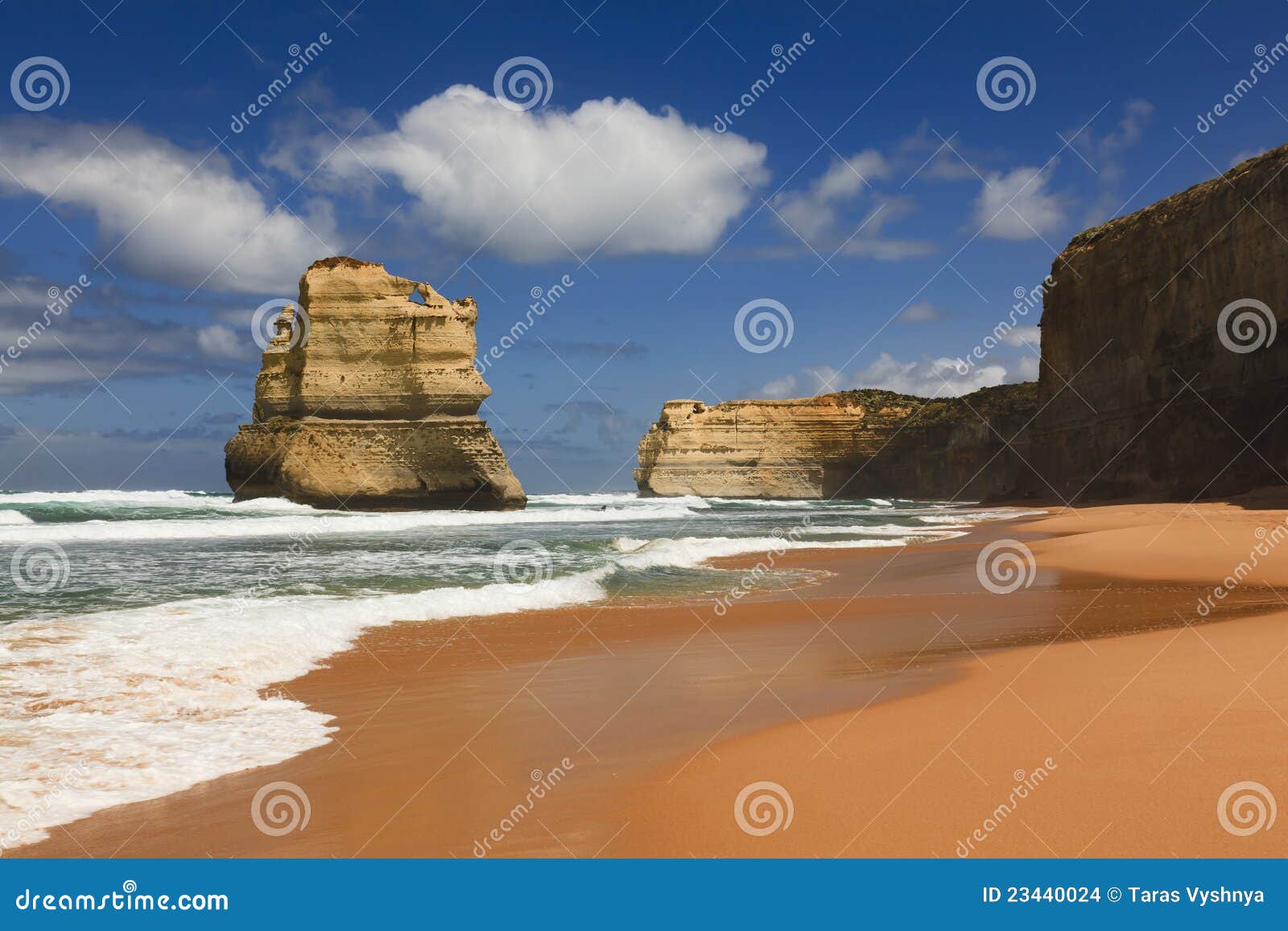 1 jour Hor d'apôtre. 1 de 12 apôtres à la pièce de littoral de l'Australie de la route grande d'océan et du stationnement national - formation océanique de grès grand avec le ciel bleu, la vague déferlante et la plage sablonneuse